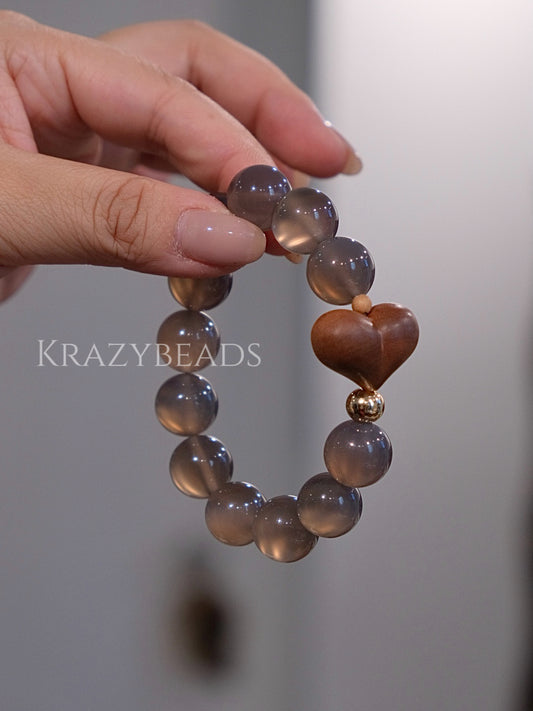 烟紫玛瑙配沉香桃心 | Smoky Purple Agate with Agarwood Heart