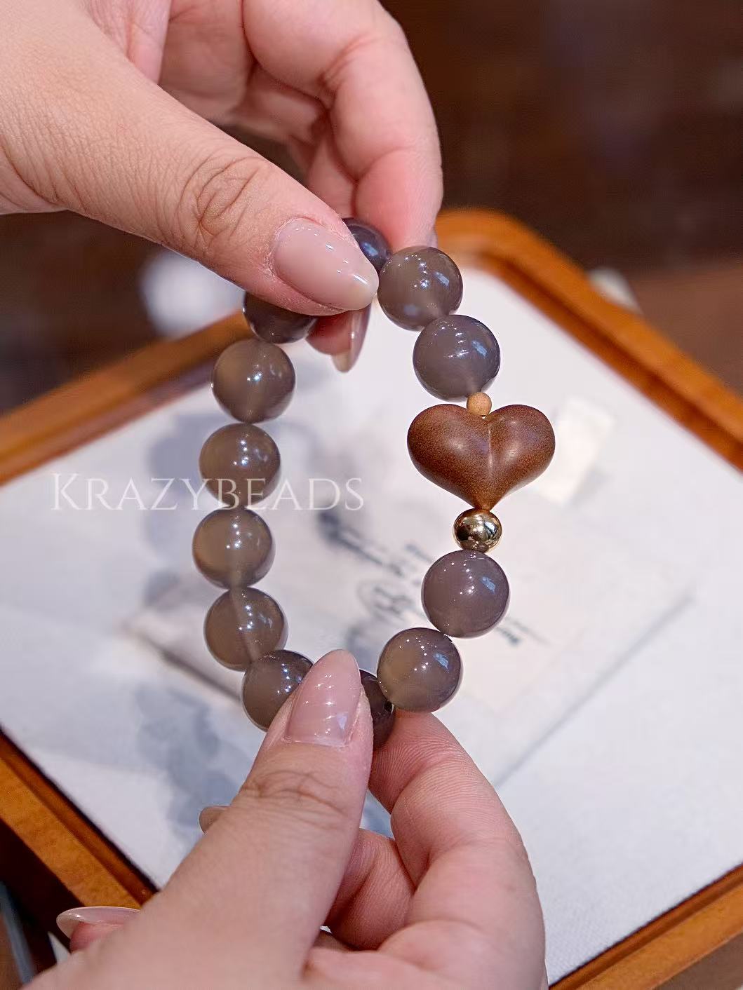 烟紫玛瑙配沉香桃心 | Smoky Purple Agate with Agarwood Heart